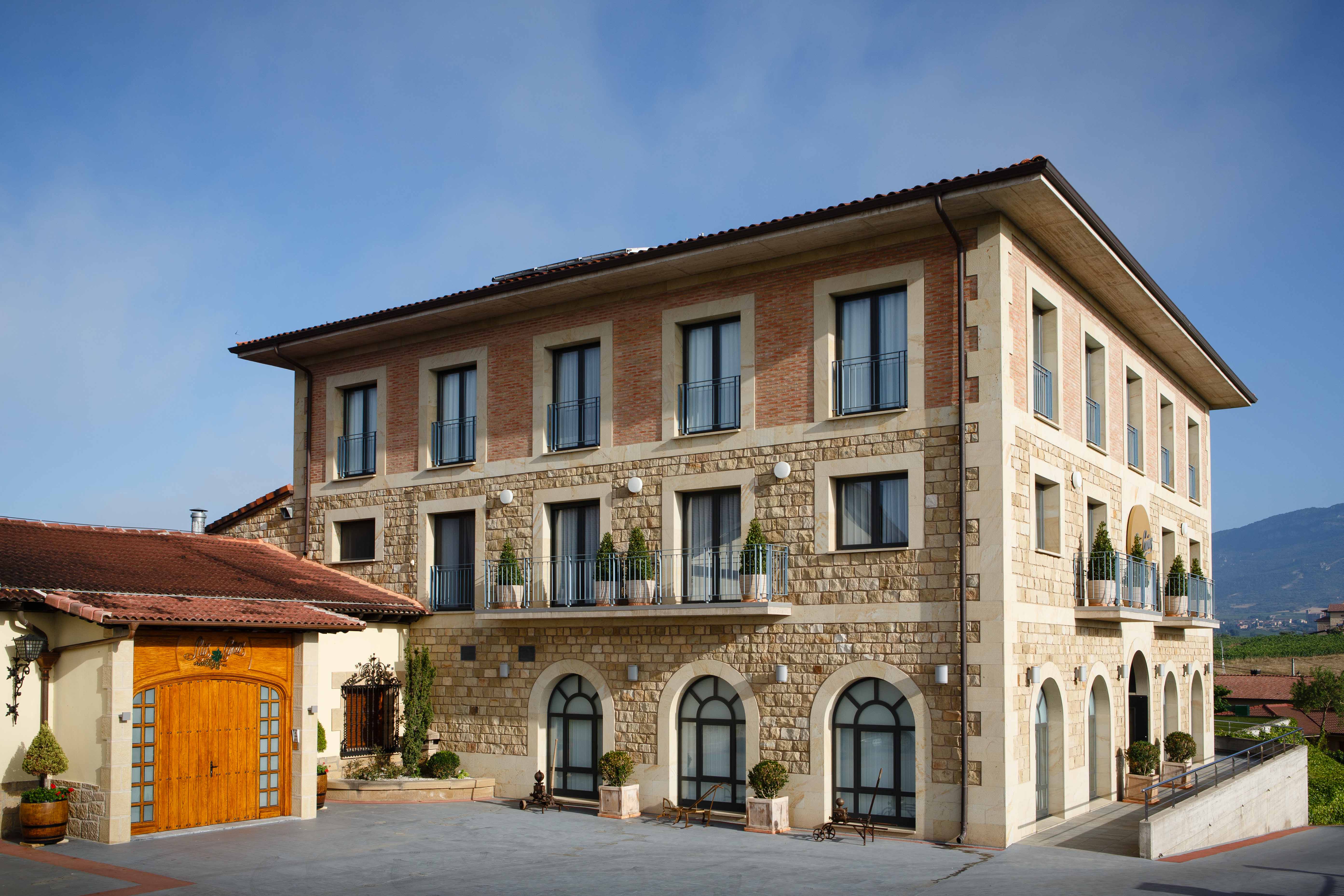 Exteriores bodega Luis Cañas